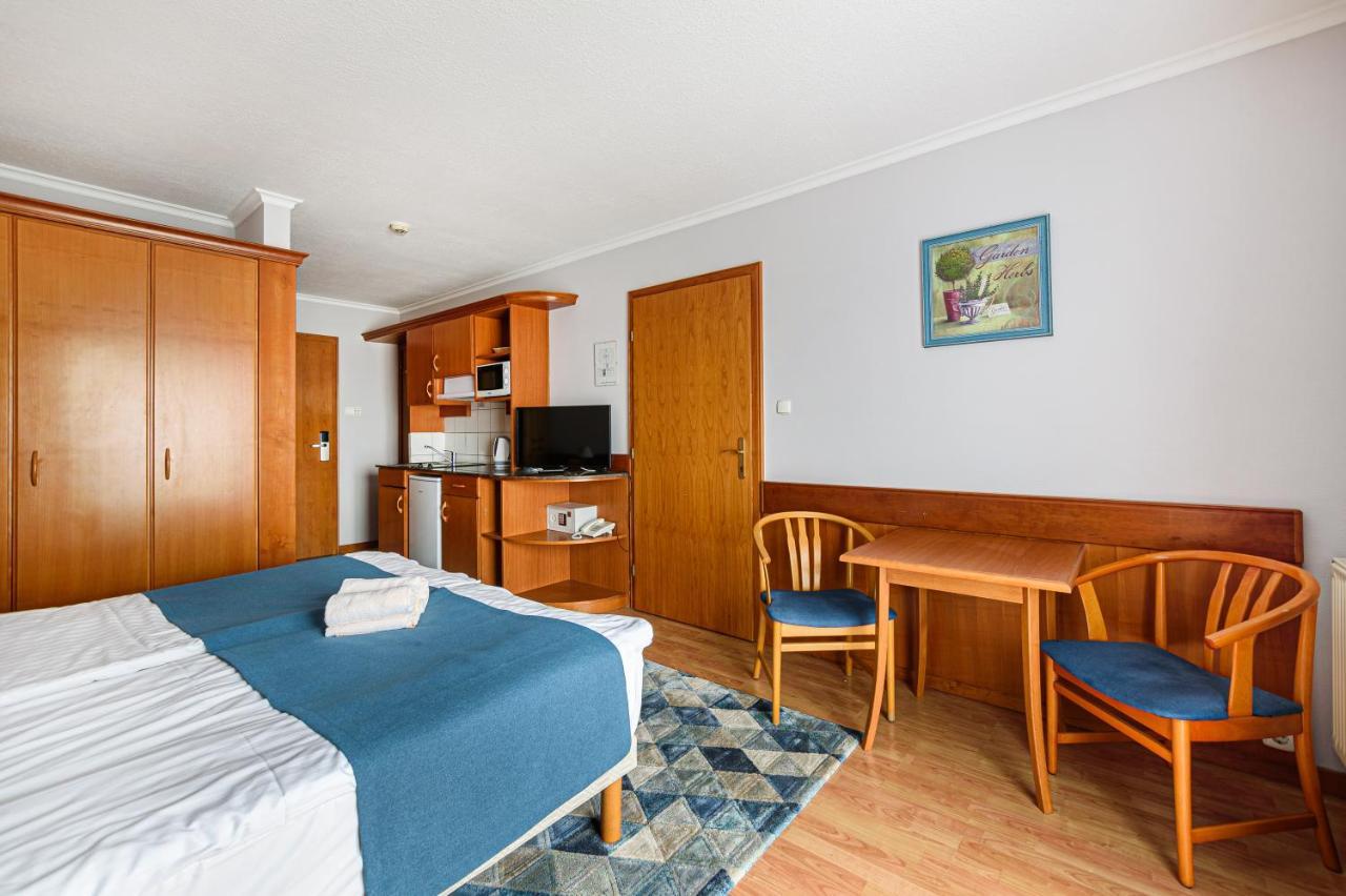 Holiday Club Apartman Hotel Heviz Bagian luar foto