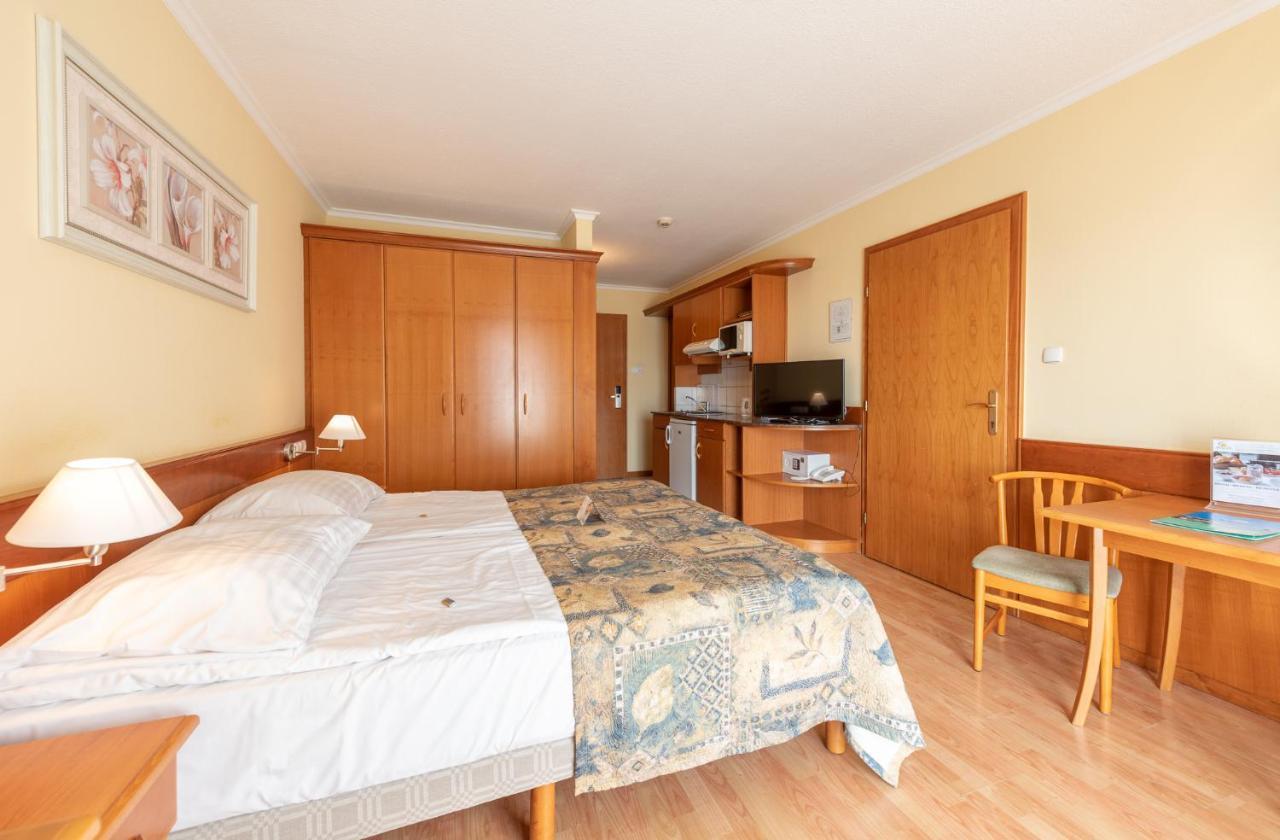 Holiday Club Apartman Hotel Heviz Bagian luar foto